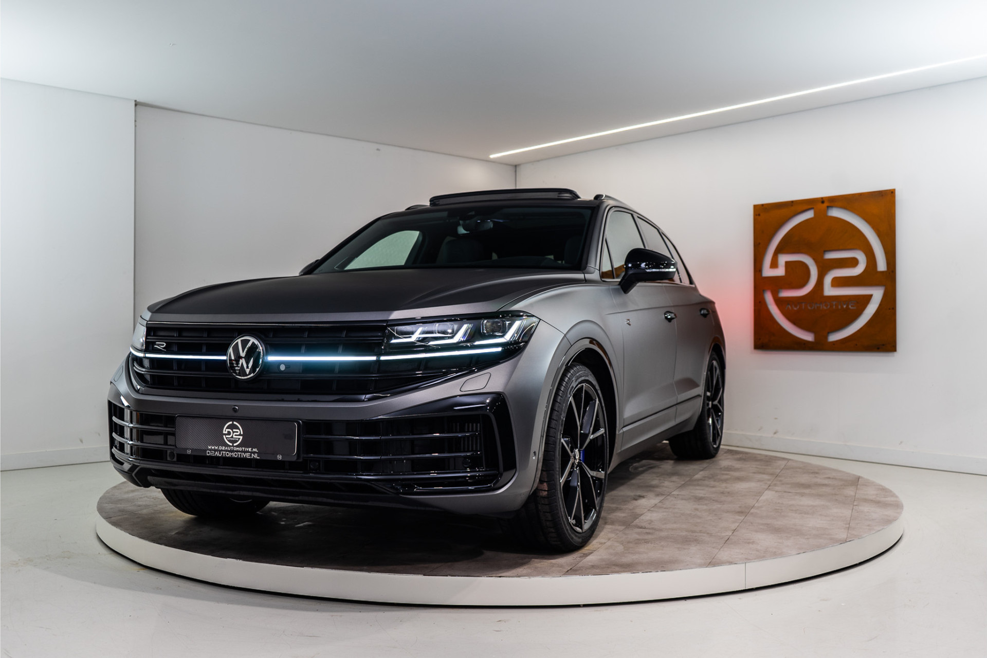 Volkswagen Touareg R 3.0 TSi eHybrid 4MOTION R 463PK | 2025 DIRECT LEVERBAAR | VOL OPTIE! 43614624-0.jpg | D2 Automotive