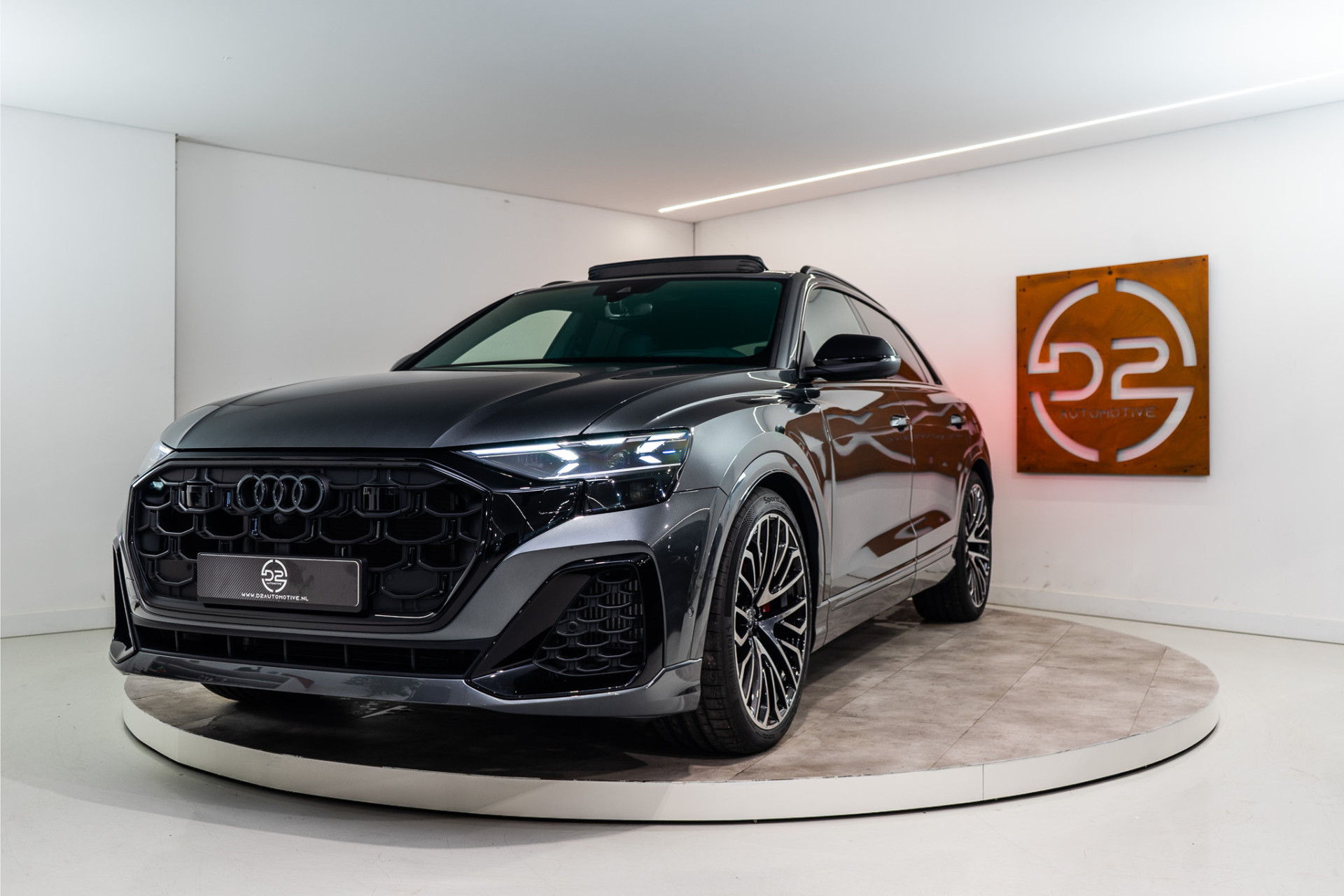 Audi Q8 60 TFSI E Quattro S-Edition Competition 490PK FACELIFT | 2025 PER DIRECT LEVERBAAR | 5 Jaar Garantie | BOMVOL! 45654572-0.jpg | D2 Automotive