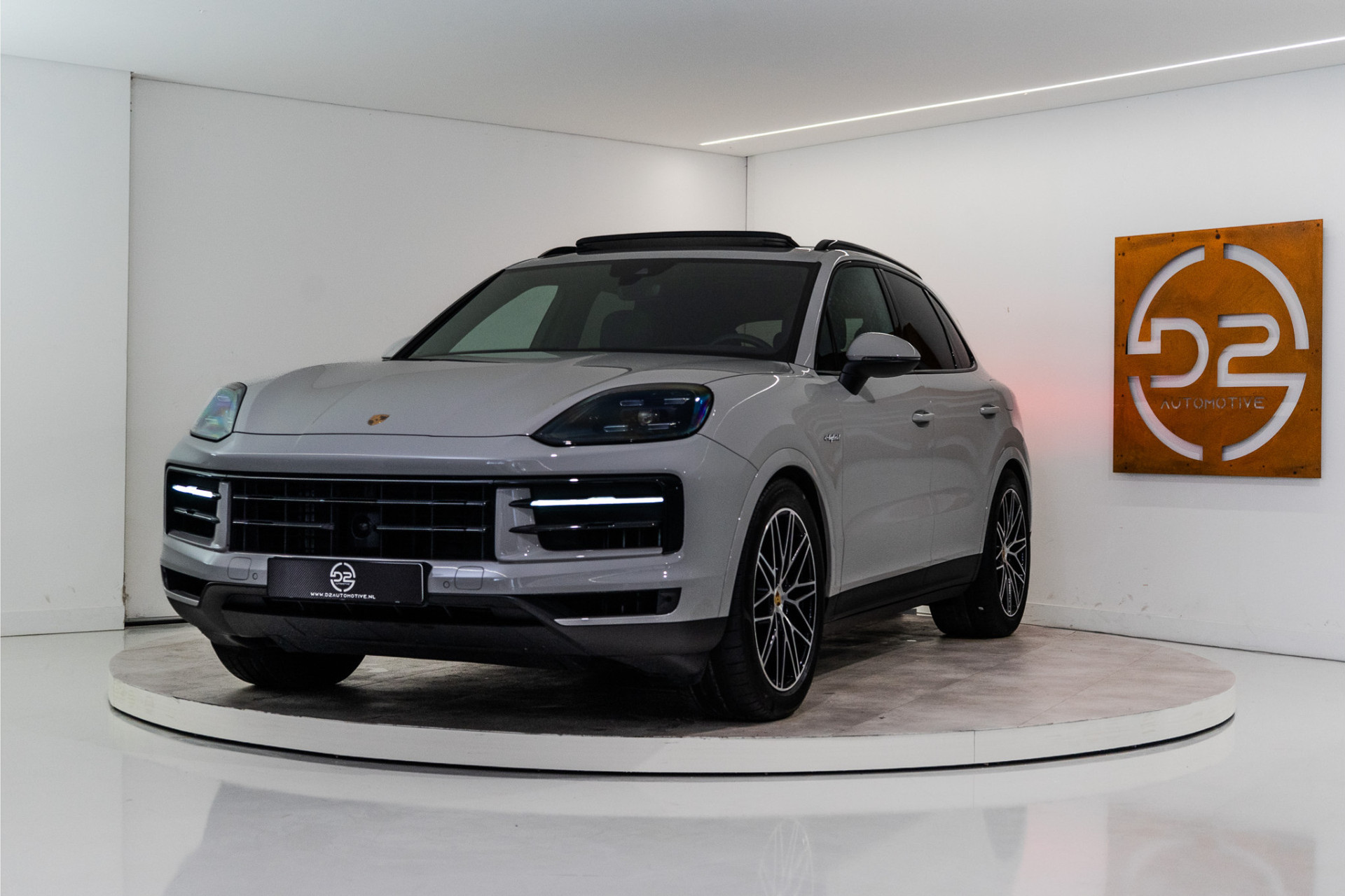 Porsche Cayenne 3.0 E-Hybrid 470PK | Krijt | Pano | InnoDrive | Sfeer | Bose | Lucht | 12 MND Garantie 49937335-0.jpg | D2 Automotive