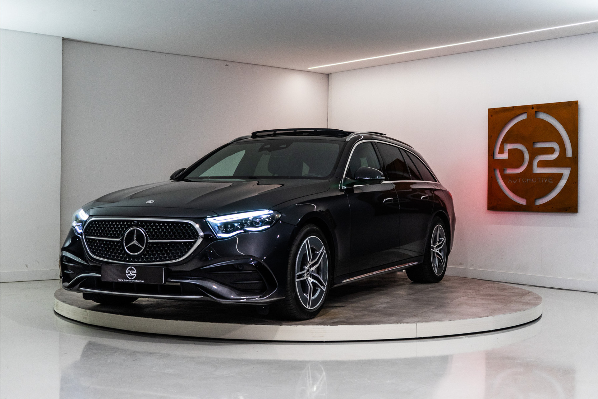 Mercedes-Benz E-Klasse Estate 300 e AMG 313PK | Pano | LED | Trekhaak | Sfeer | Burmester | Fabrieksgarantie 50488911-0.jpg | D2 Automotive
