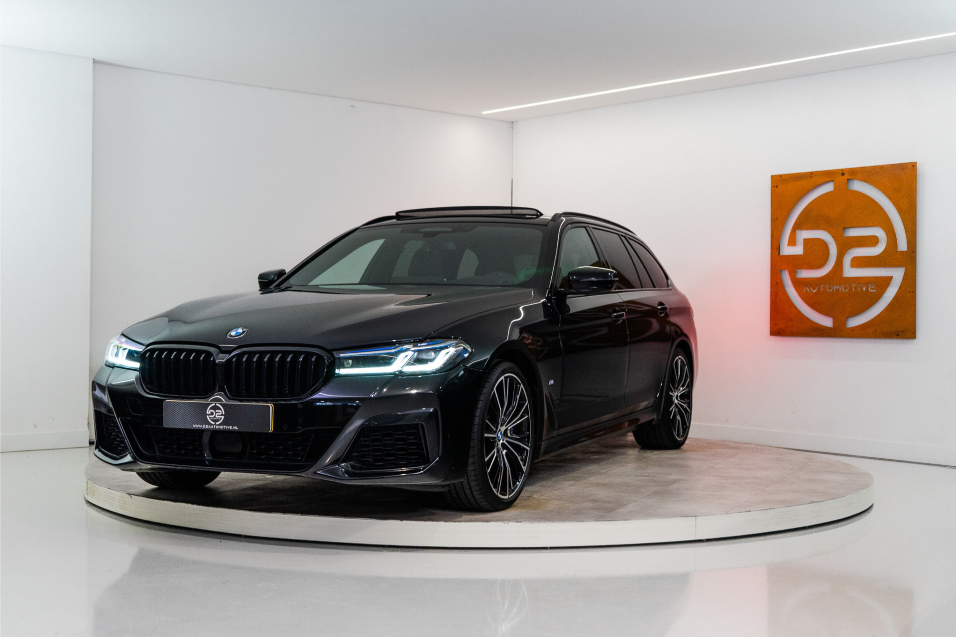 BMW 5 Serie Touring 540i xDrive High Executive M Sport 334PK | Vierwiel sturing | Laser | Pano | HUD | Sfeer | 12 MND Garantie 51708363-0.jpg | D2 Automotive