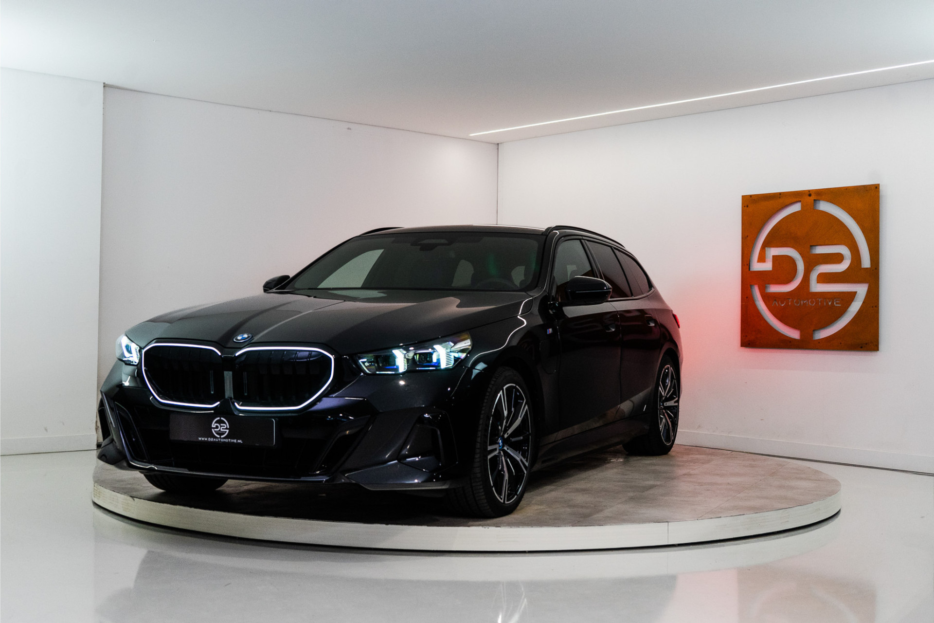 BMW 5 Serie Touring 530e High Executive M Sport 300PK | Pano | H/K | Sfeer | Driving Ass. Pro | Fabrieksgarantie 51725990-0.jpg | D2 Automotive