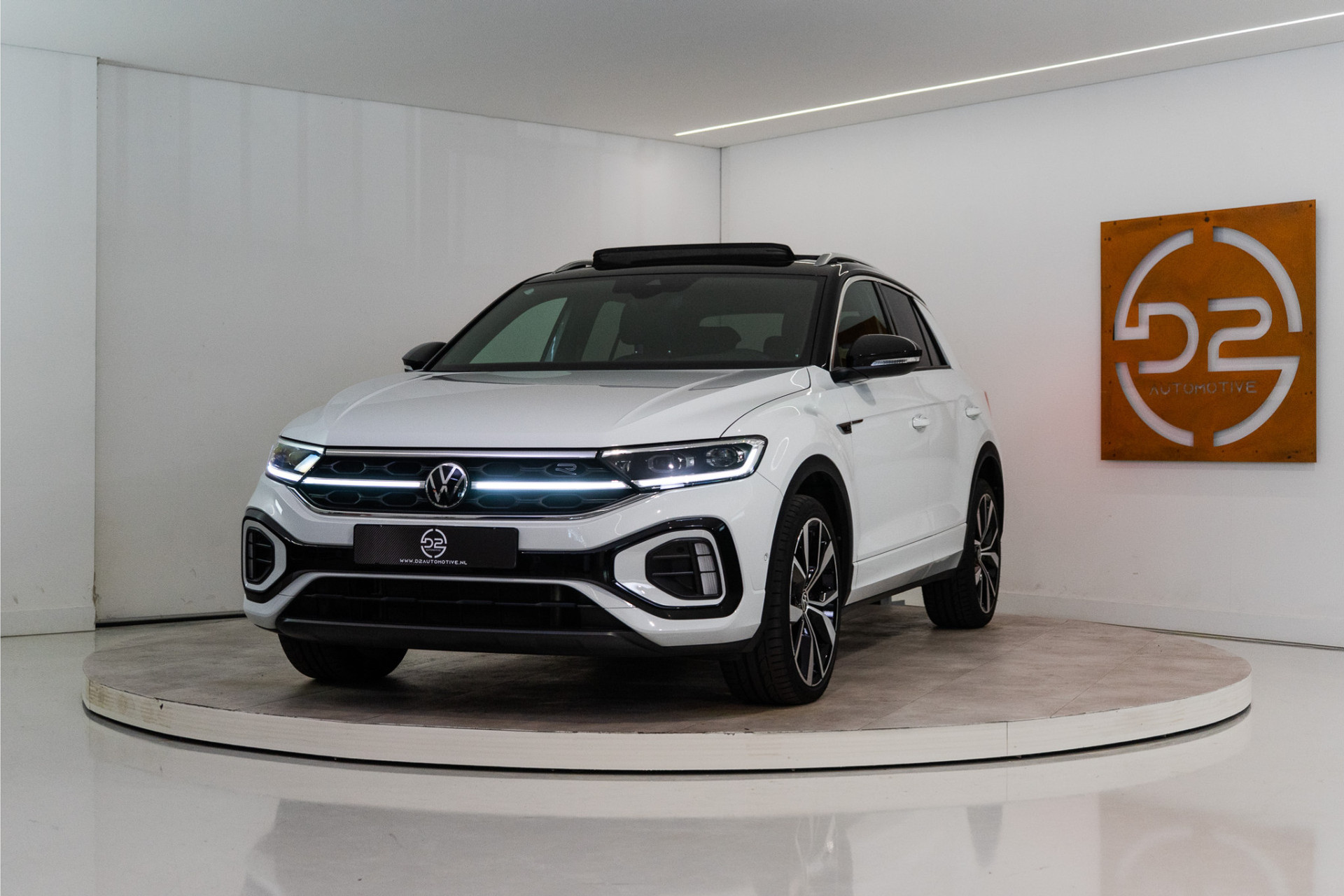 Volkswagen T-Roc 1.5 TSI 2x R-Line 150PK | Pano | Camera | IQ Light | 19'' R | 12 MND Garantie 53686235-0.jpg | D2 Automotive