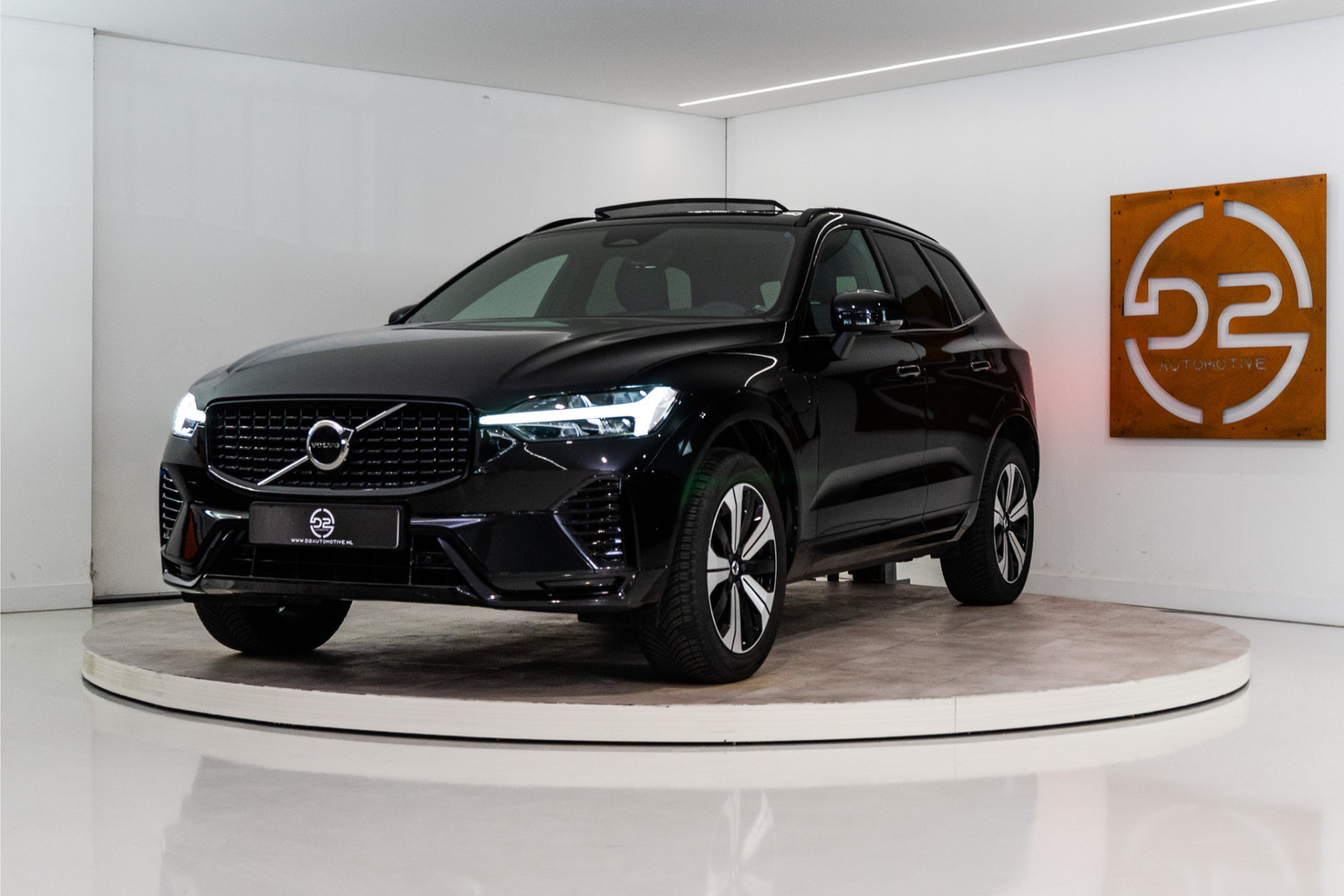 Volvo XC60 2.0 T6 Plug-in hybrid AWD Plus Dark Long Range 350PK | Harman/Kardon | Sportstoelen | LED | Pano | 12 MND Garantie 55084000-0.jpg | D2 Automotive
