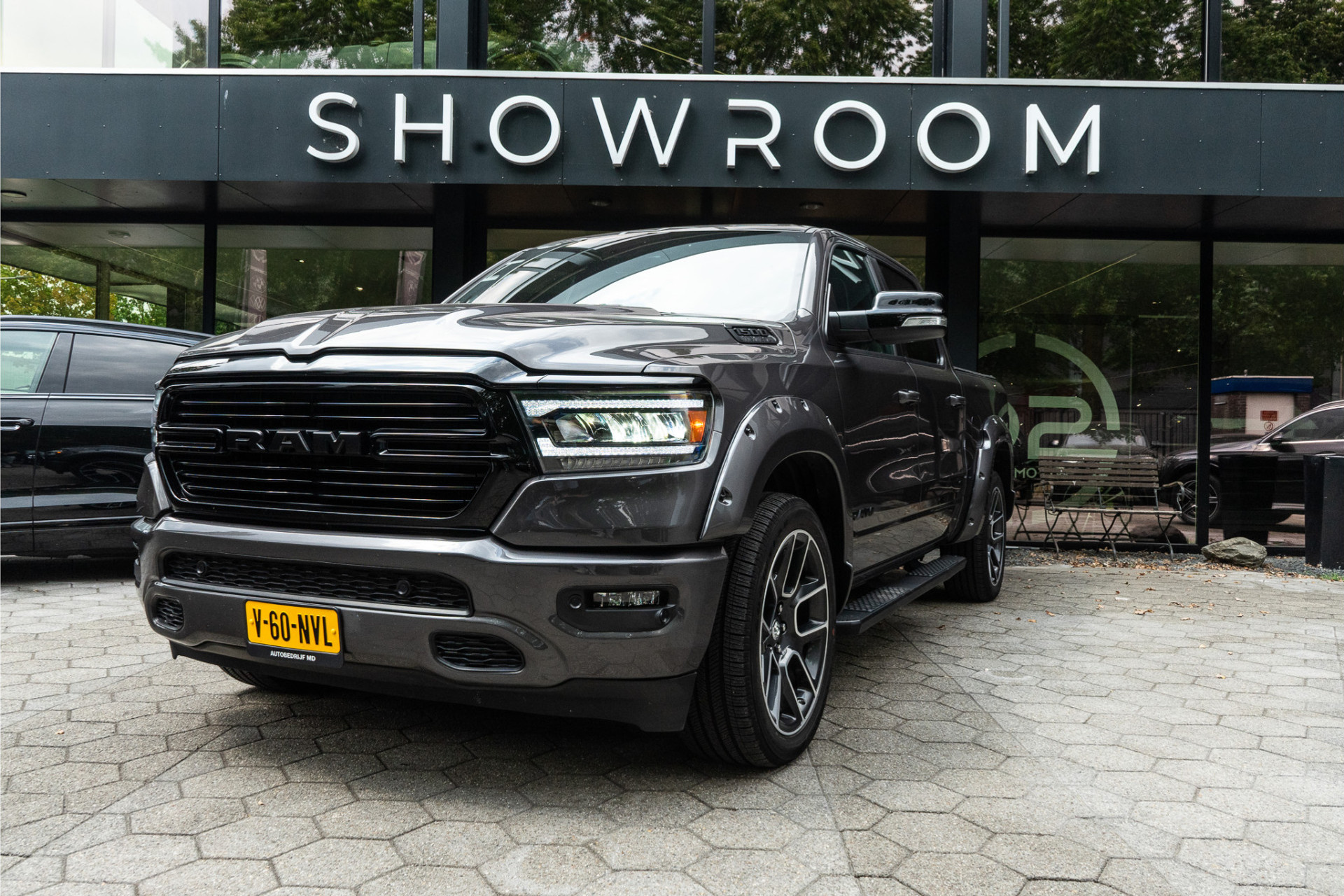 Dodge Ram 1500 5.7 V8 4x4 Crew Cab Laramie 55444321-0.jpg | D2 Automotive