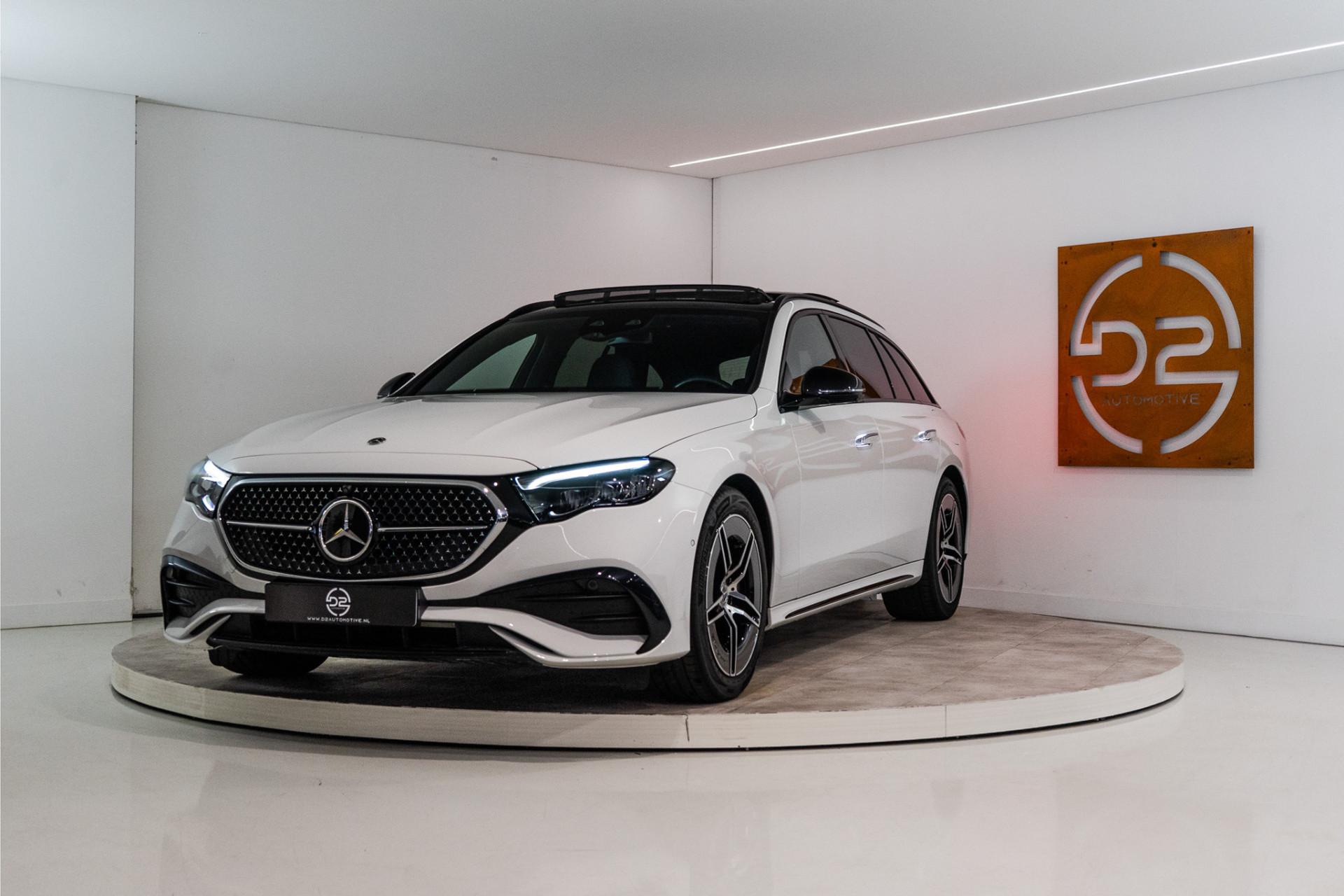 Mercedes-Benz E-Klasse Estate 300 e Premium AMG 313PK | Pano | Sfeer | Trekhaak | Night | ACC&Dodehoek | Fabrieksgarantie 56489694-0.jpg | D2 Automotive