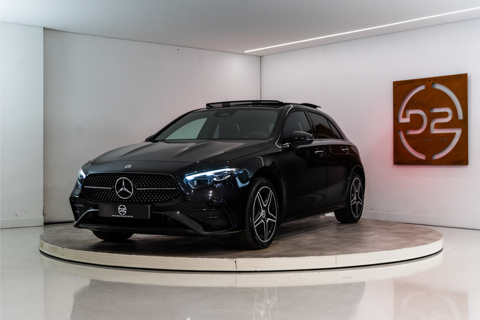 Mercedes-Benz A-Klasse 250 e Premium AMG Facelift 218PK | Pano | Sfeer | Keyless | Carplay | 12 MND Garantie 56763722-0.jpg | D2 Automotive