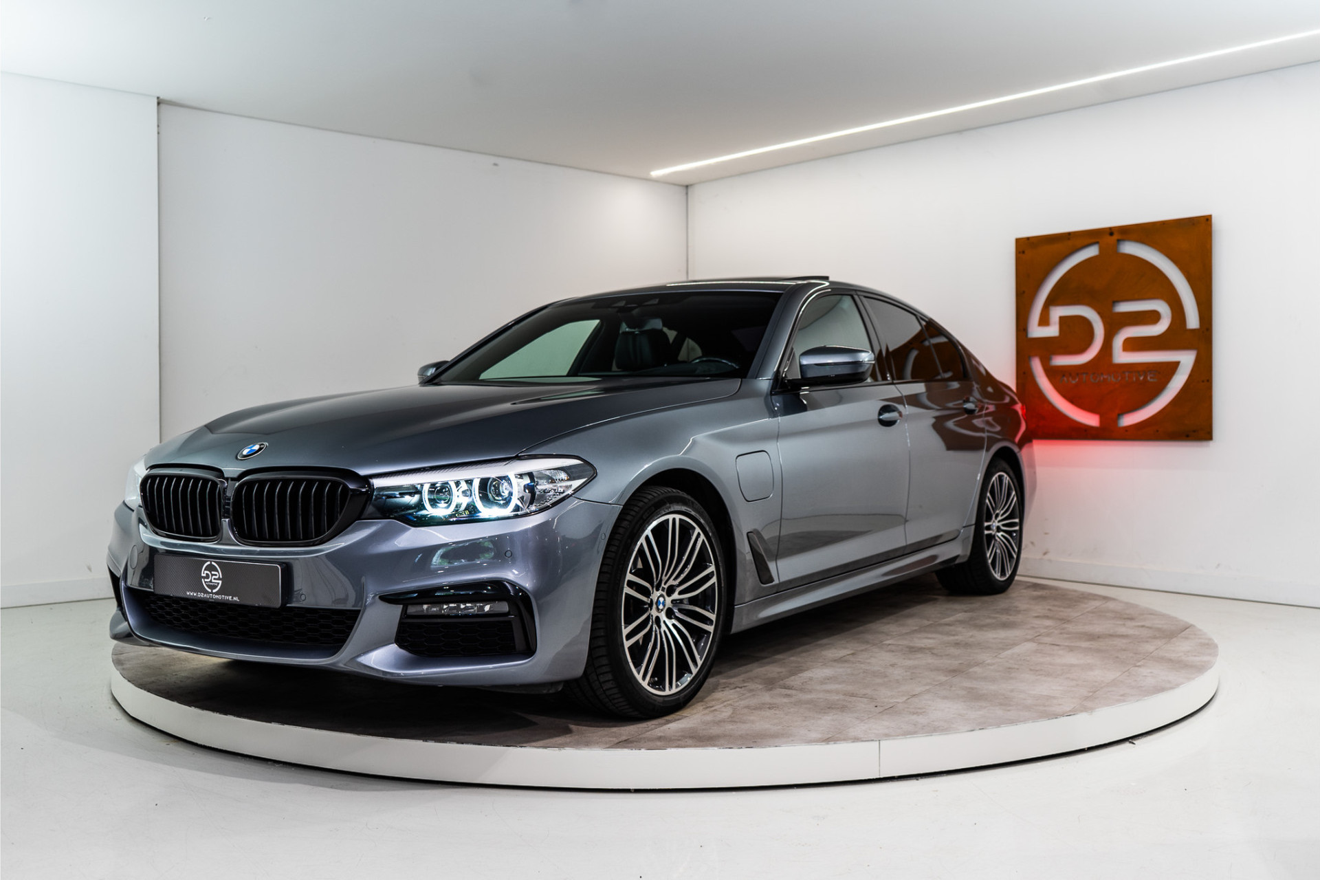 BMW 5 Serie 530e iPerformance High Executive M-Sport | Pano | Sfeer | H/K | Shadow | 12 MND Garantie 45377711-0.jpg | D2 Automotive